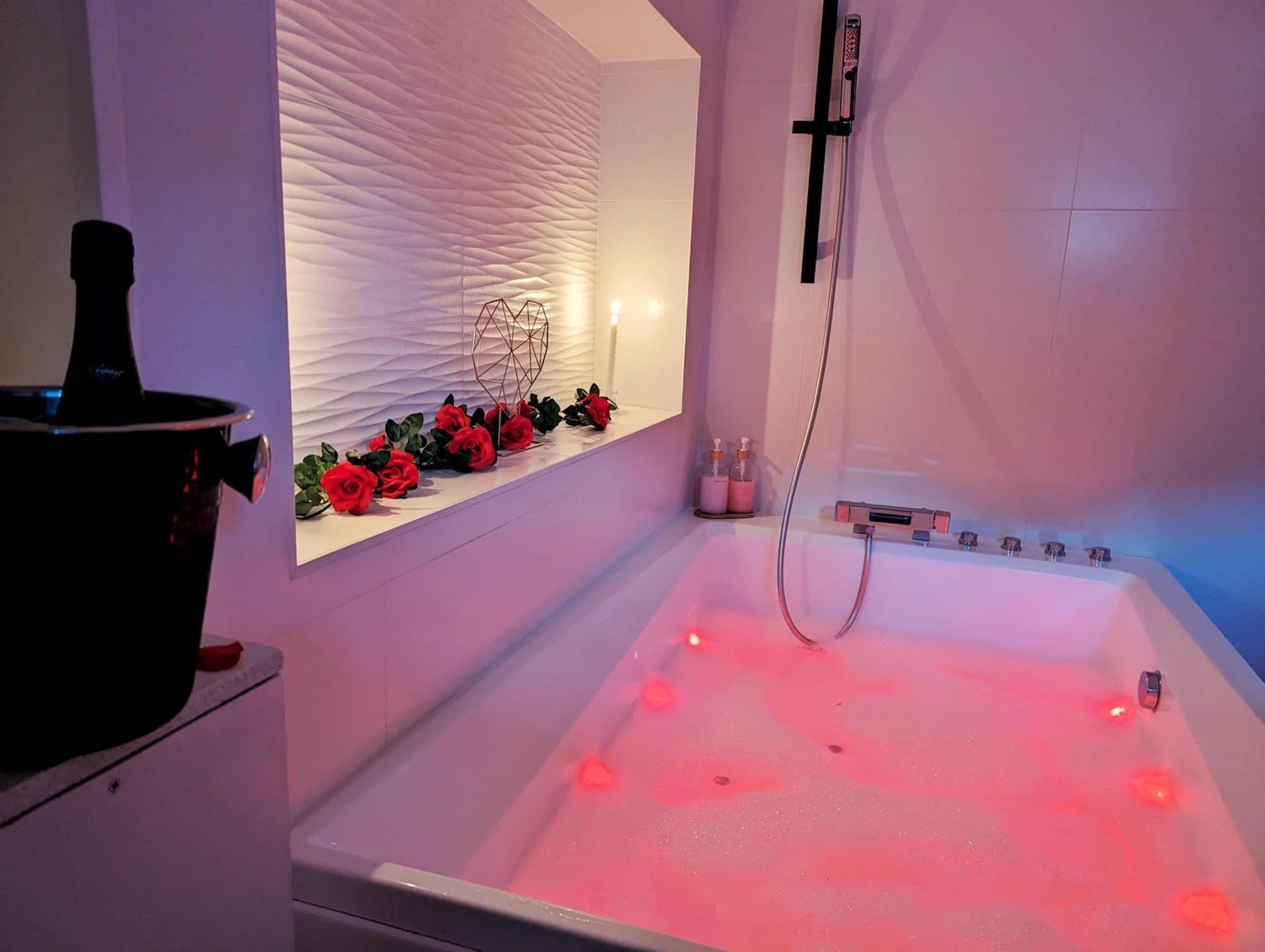 Villeneuve-de-la-Raho Dark Room Perpignan Aux 50 Nuances Jacuzzi Prive מראה חיצוני תמונה